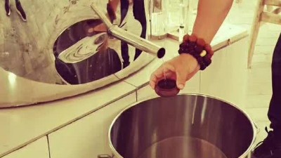 為什么冬季從小型酒廠釀酒設(shè)備蒸出的白酒會(huì)發(fā)苦呢？