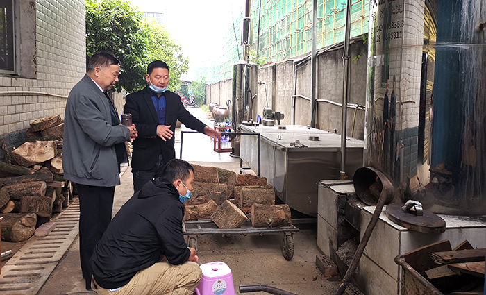 1000型大型釀酒設(shè)備正在蒸酒，劉老師為學(xué)員講解鍋爐的使用700