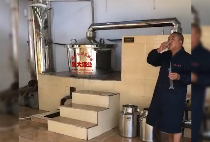 2.12剛從雅大釀酒機(jī)械接出來的酒，溫度在30度左右