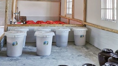 用白酒釀酒設(shè)備開酒坊，你還在用這樣的塑料桶發(fā)酵嗎？難怪沒人敢喝!
