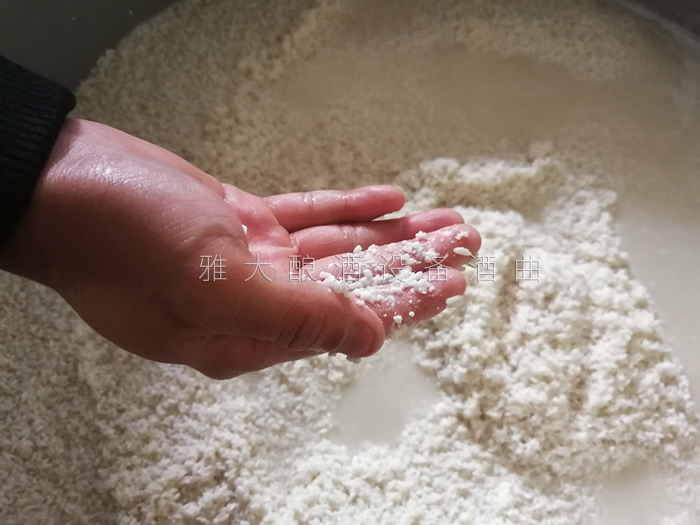 釀酒工藝-低度白酒是如何用白酒釀酒設(shè)備釀制的？2