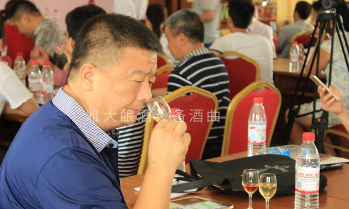 11-10雅大白酒品評課上，學(xué)員正在聞香