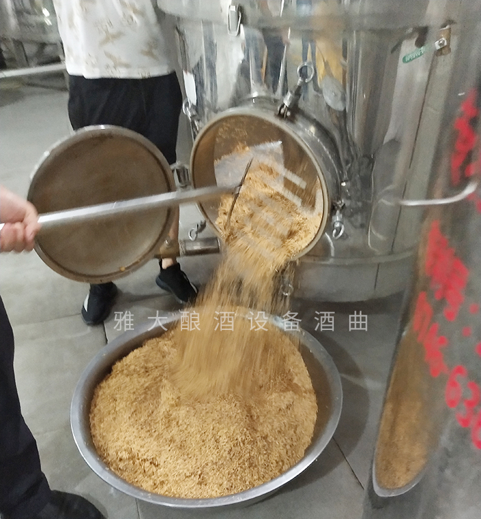 7.24玉米釀酒技術-蔣清蒸后的稻殼取出