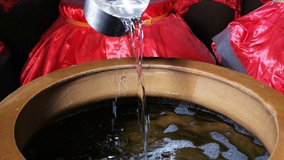 大型釀酒設(shè)備廠家告訴你，不同香型白酒貯存多長(zhǎng)時(shí)間才好喝