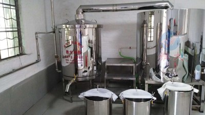 用蒸酒設(shè)備做酒，這樣做出酒穩(wěn)定，出高度酒也多。