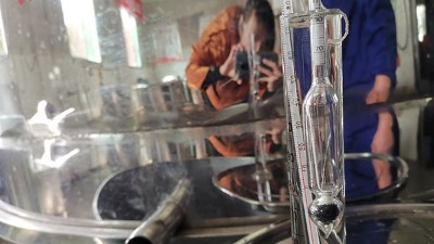 白酒蒸餾設(shè)備蒸酒時(shí)，接酒的度數(shù)如何處理？
