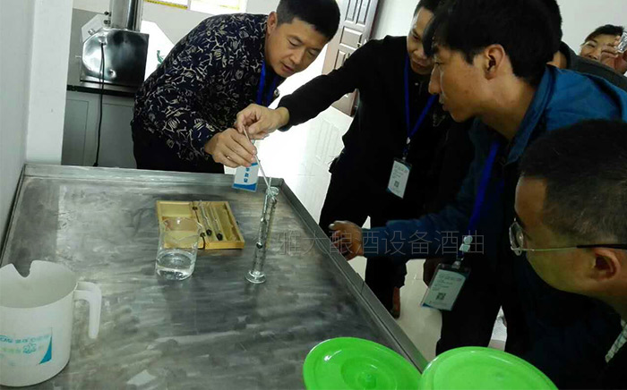1.14雅大技術老師教學員測量酒度2