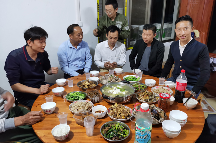 10.15雅大魏老師上門指導(dǎo)客戶釀酒，喝自家酒坊釀的純糧酒