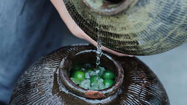 用果酒釀酒設(shè)備釀造的純糧酒泡青梅酒，簡(jiǎn)單易做，越泡越香