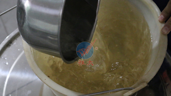 3、橙子釀酒技術-按比例稱好冰糖，并加熱水融化